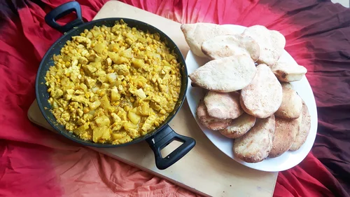Curry z kurczaka z ananasem i chlebkami naan