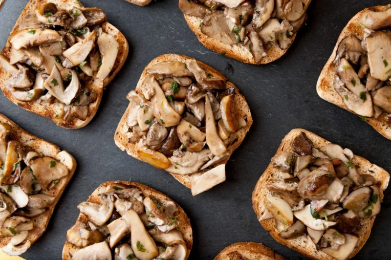 CROSTINI Z PODGRZYBKAMI I SZAŁWIĄ