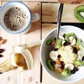 Kasza jaglana na śniadanie - przepis na jaglankę z owocami, orzechami i mlekiem roślinnym