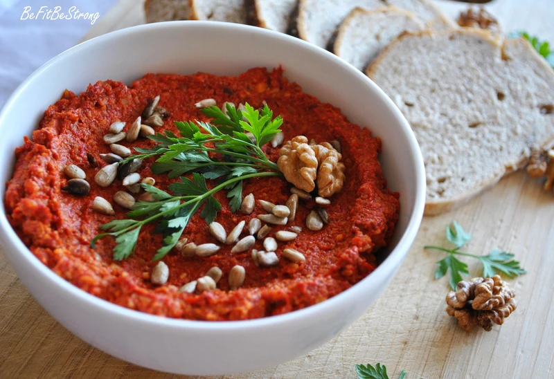 Muhammara - pasta z pieczonych papryk i orzechów włoskich