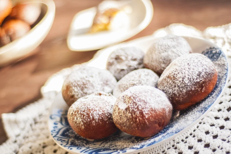 Tradycyjne pączki z różą