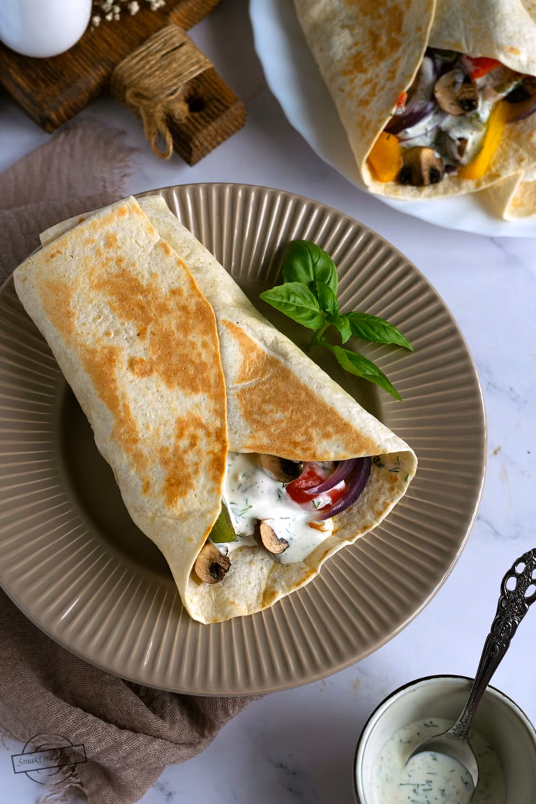 Tortilla z pieczonymi warzywami i serem halloumi