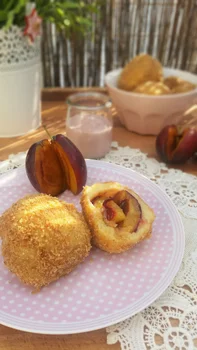 Knedle ze śliwkami w posypce cynamonowej