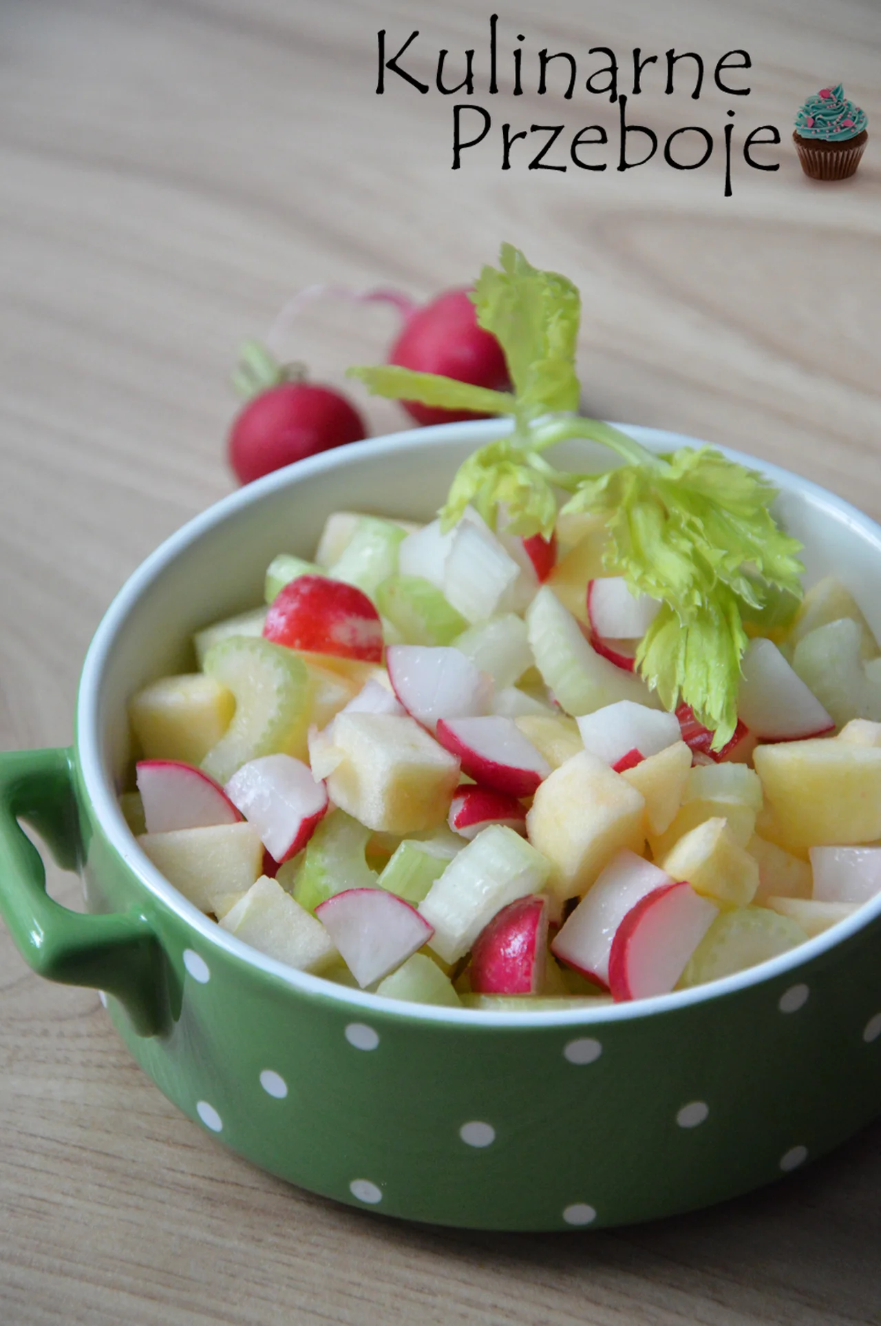 Sałatka z rzodkiewki, jabłka i selera naciowego – to pyszna, chrupiąca sałatka do obiadu!