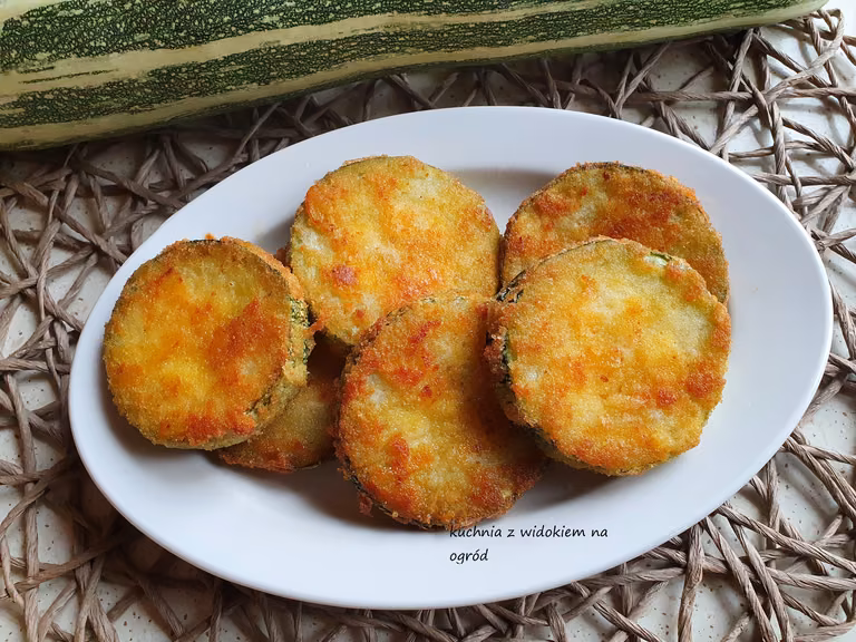Cukinia panierowana w chipsach paprykowych.