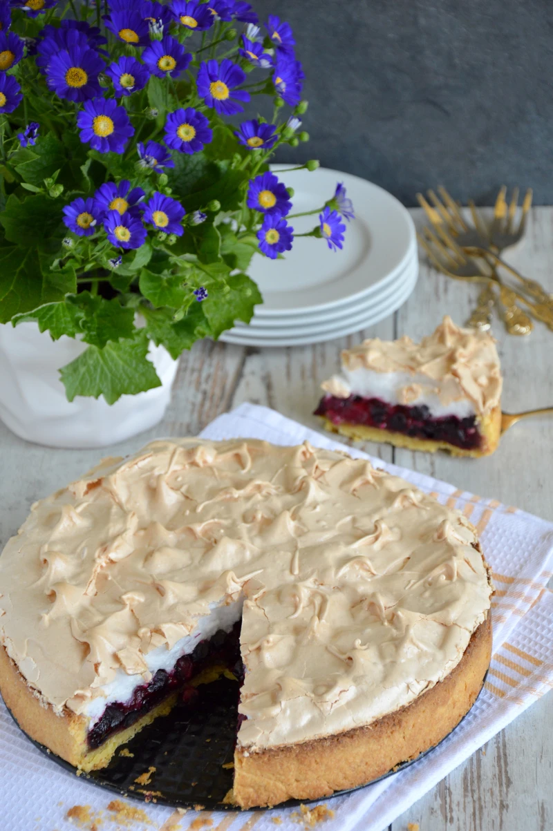 Tarta z czarną porzeczką i bezą