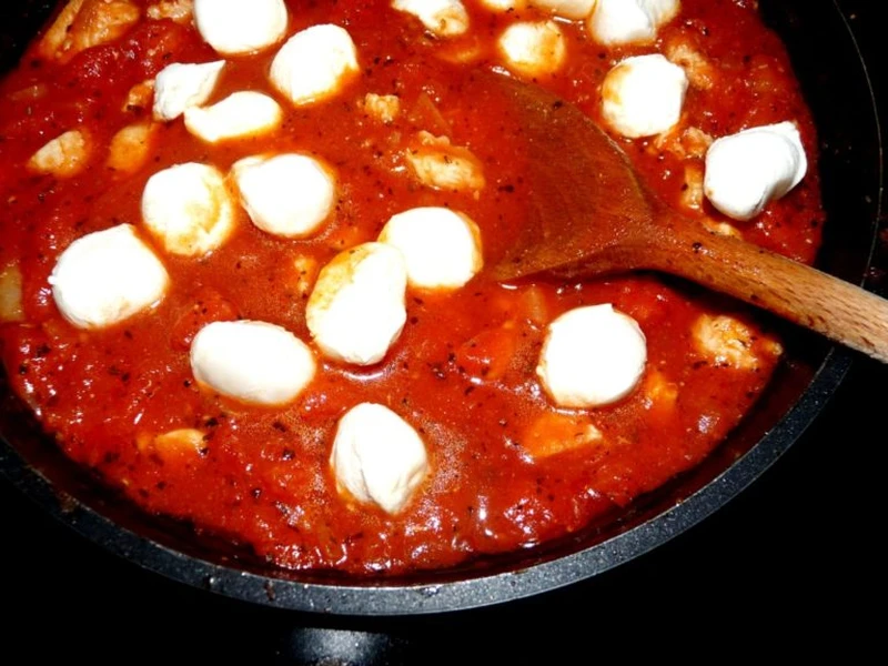 Makaron z kurczakiem i mozzarellą.
