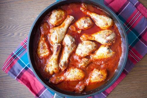 Kurczak z pieczarkami w pomidorach