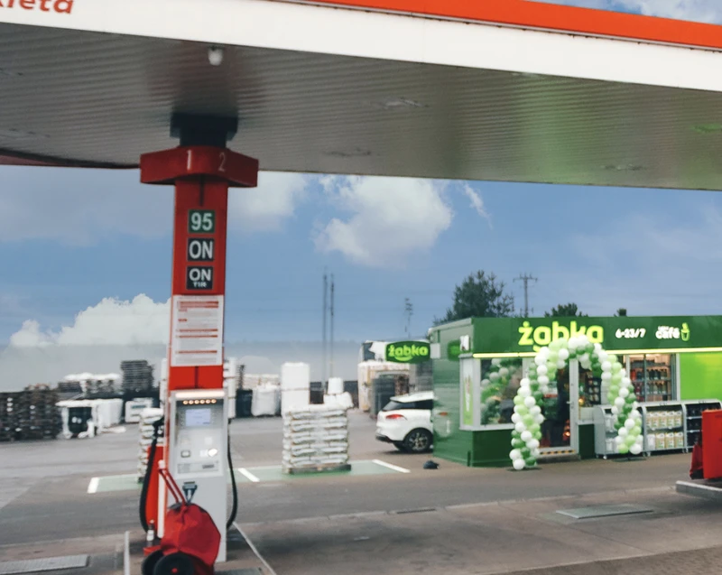 Żabka na stacjach paliw? Powstaje nowy format sklepów.