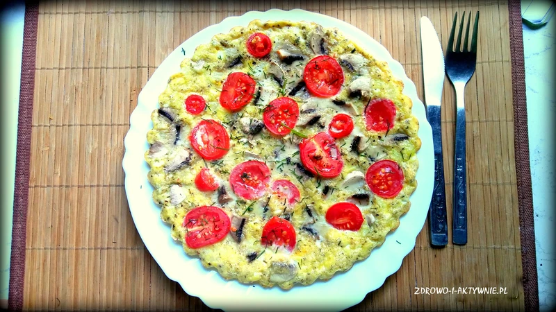Omlet jaglany z pieczarkami i pomidorkami