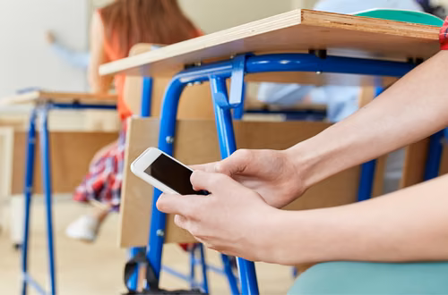 Zakaz używania telefonów w szkołach od września 2026 roku! Nowe przepisy obejmą uczniów tych klas, ale będą wyjątki
