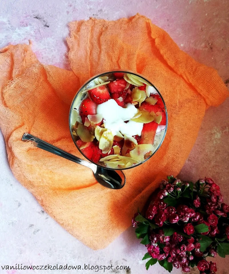 Orkiszanka z truskawkami i jogurtem kokosowym (Vege)