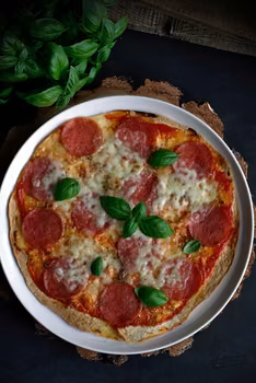 Błyskawiczna pizza na spodzie z tortilli