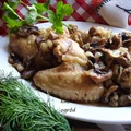 Skrzydełka z kurczaka duszone w pieczarkach. Proste, smaczne, delikatne