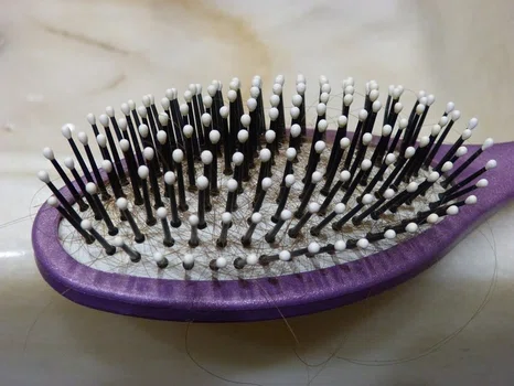 Jak czyścić szczotki do włosów i grzebienie?