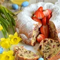 Wielkanocna babka z truskawkami i kawałkami czekolady