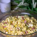 Sałatka z makaronem noodles i jajkami