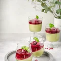 Jogurtowa panna cotta z matchą i malinami