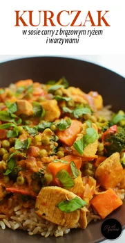 Kurczak w sosie curry z brązowym ryżem i warzywami
