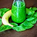 Zielony koktajl szpinakowo-bananowy