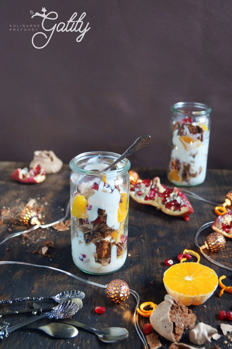 Eton mess, czyli deser bezowy z pomarańczami i granatem