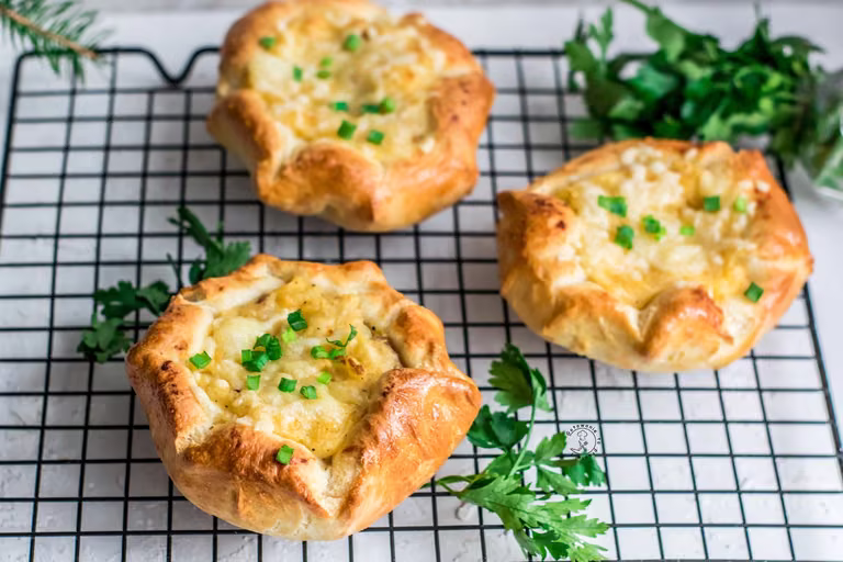 Drożdżowe Kołaczyki Z Ziemniakami, Cebulką I Kiełbaską