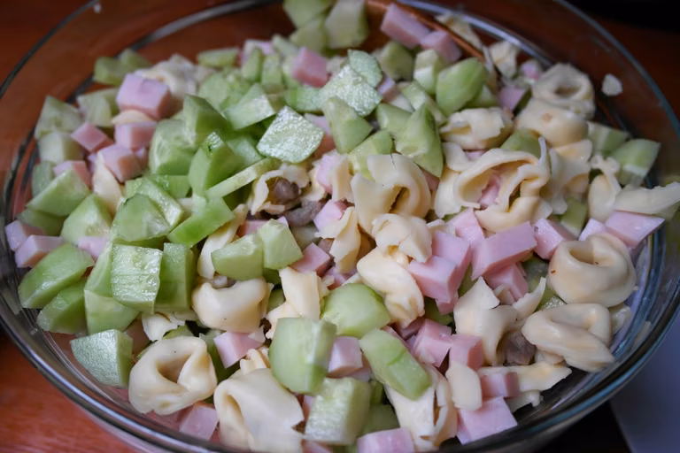 Sałatka z tortellini ogórka i szynki