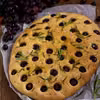 Foccacia z winogronami i rozmarynem
