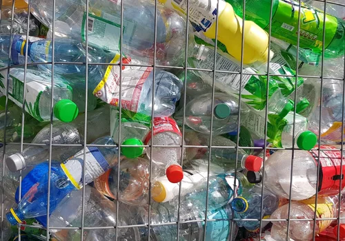 Zakaz sprzedaży wody w butelkach plastikowych? We Francji padł kontrowersyjny pomysł. A co na to Polska?