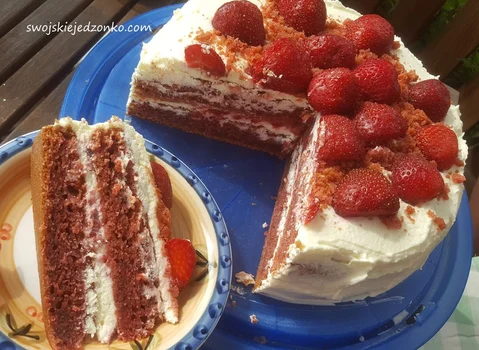 czerwony tort truskawkowy z masą serową