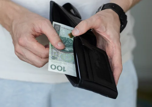 Prawie 2 tysiące złotych stypendium co miesiąc i 24 tysiące złotych na szkolenie! Starości oferują finansowe wsparcie