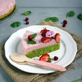 Zielone ciasto szpinakowe z kremem truskawkowym i kwiatami czarnego bzu