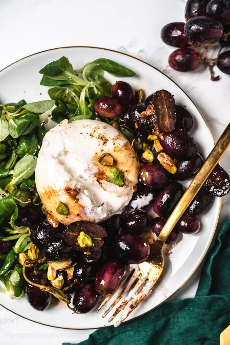 Burrata z winogronami i pistacjami