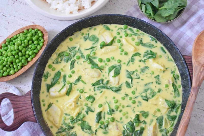 Ryba w sosie curry ze szpinakiem i groszkiem