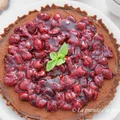Czekoladowa tarta z wiśniową frużeliną bez pieczenia