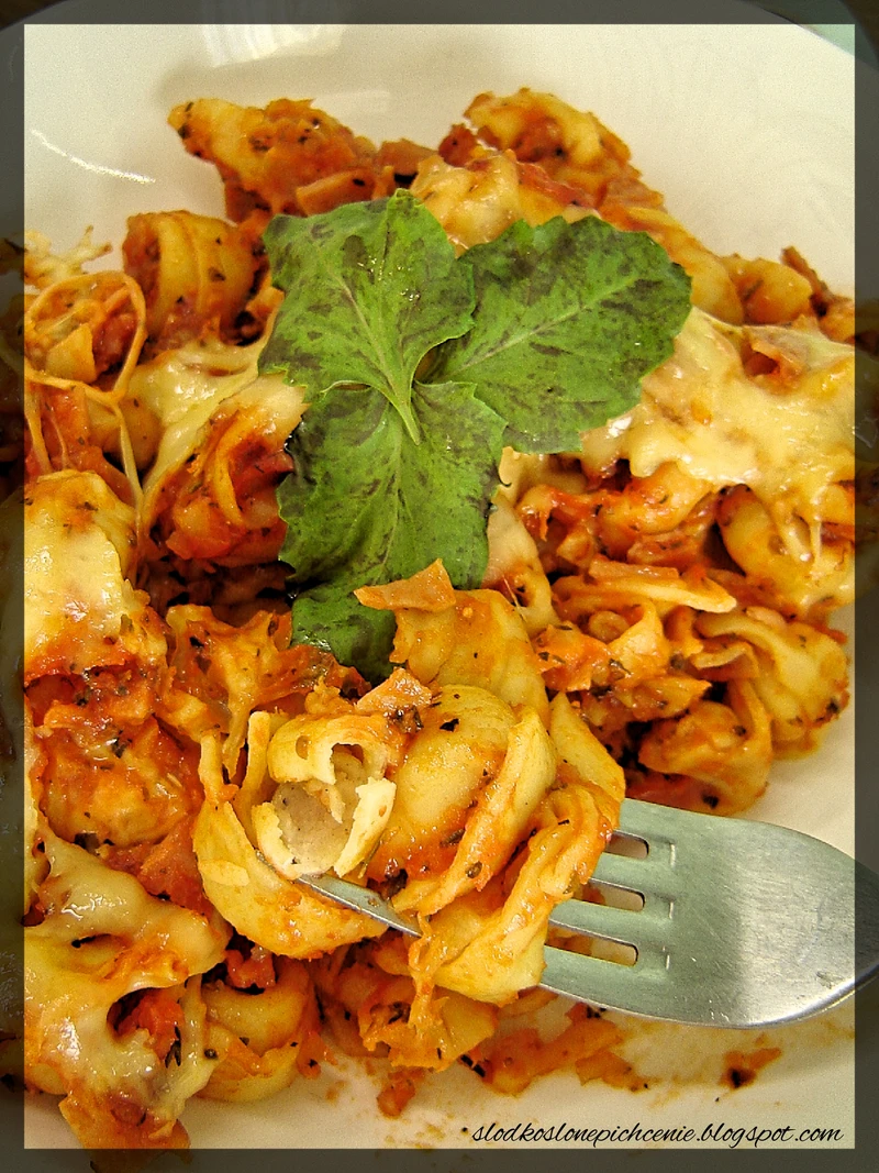 Zapiekanka z tortellini w sosie pomidorowym