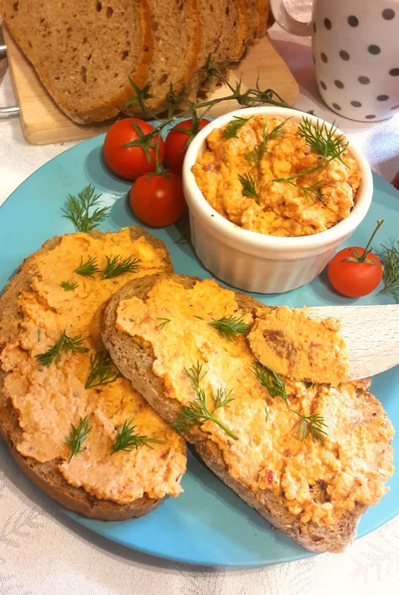 Pasta z ciecierzycy i suszonych pomidorów