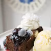 Brownie z lodami i sosem z borówki amerykańskiej