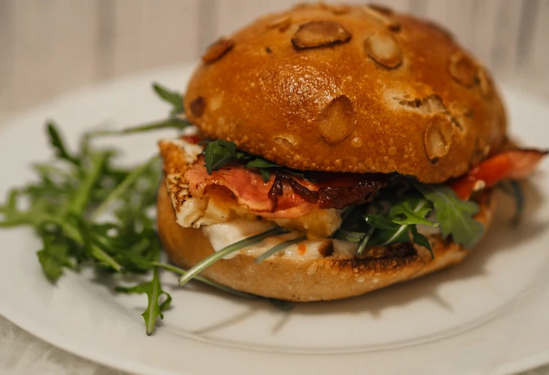 Szybkie burgery z jajkiem i bekonem