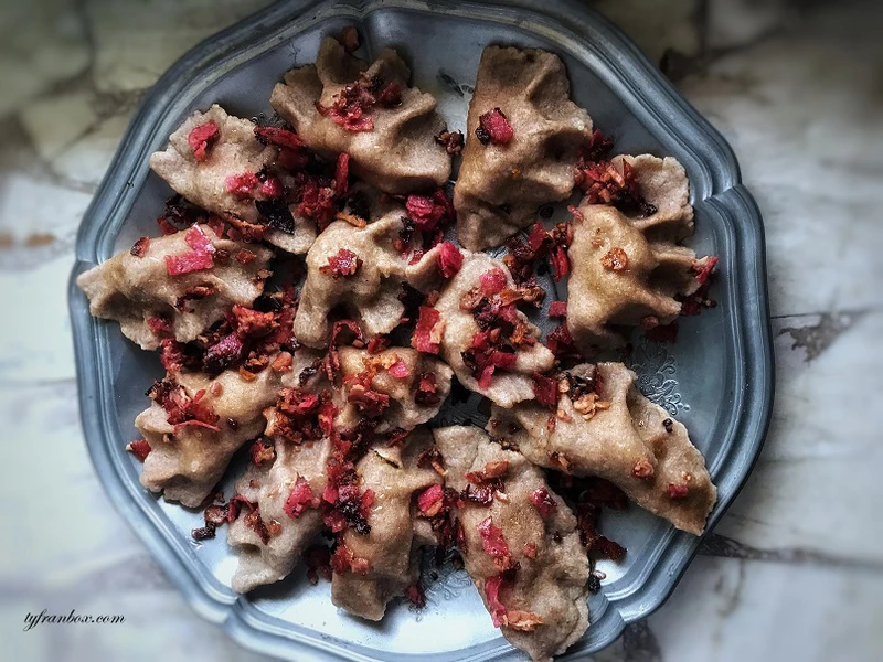 Pełnoziarniste pierogi z mięsem i kapustą