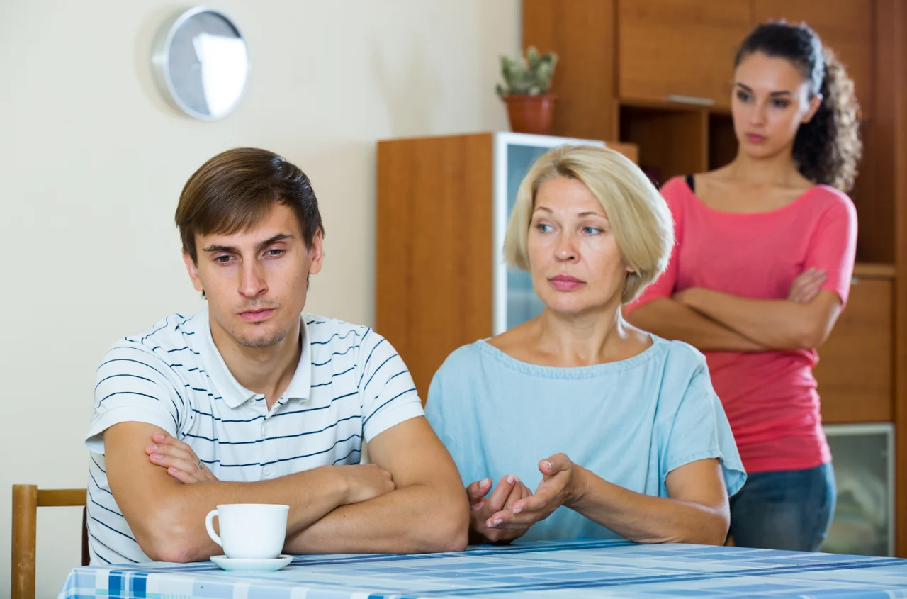 „Rodzina męża miesza się do naszego małżeństwa i nastawia go przeciwko mnie” – pisze Aneta [LIST]