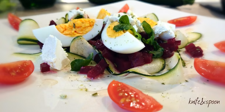 Sałatka z buraków na cukinii – Beet salad with zucchini