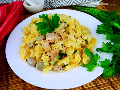 Makaron z bobem i cukinią w sosie śmietanowym