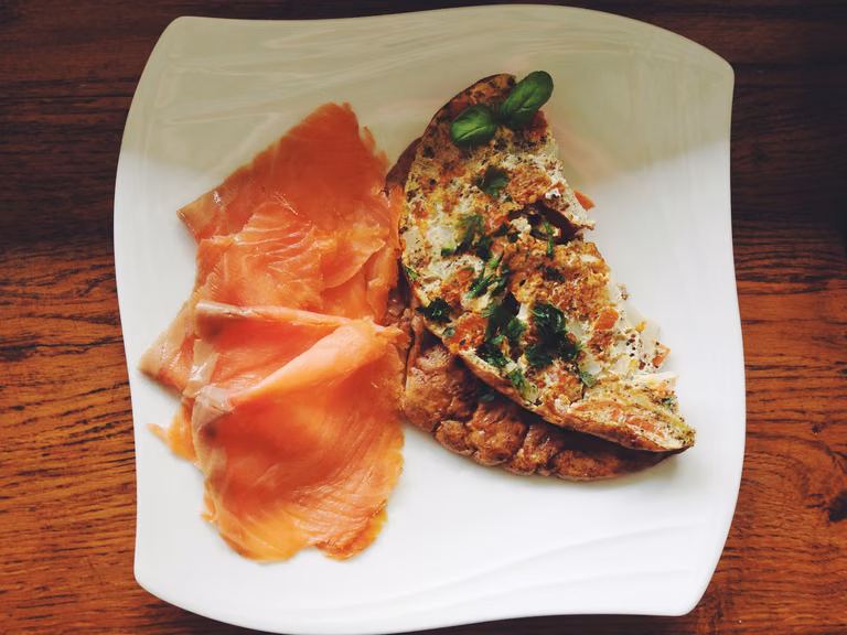 Omlet z pomidorami i łososiem