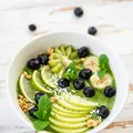 ZIELONE SMOOTHIE BOWL Z OWOCAMI