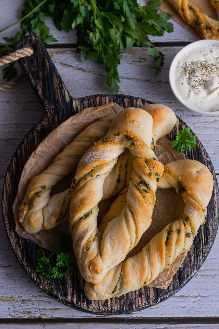 Kręciołki drożdżowe z parmezanem i pietruszką