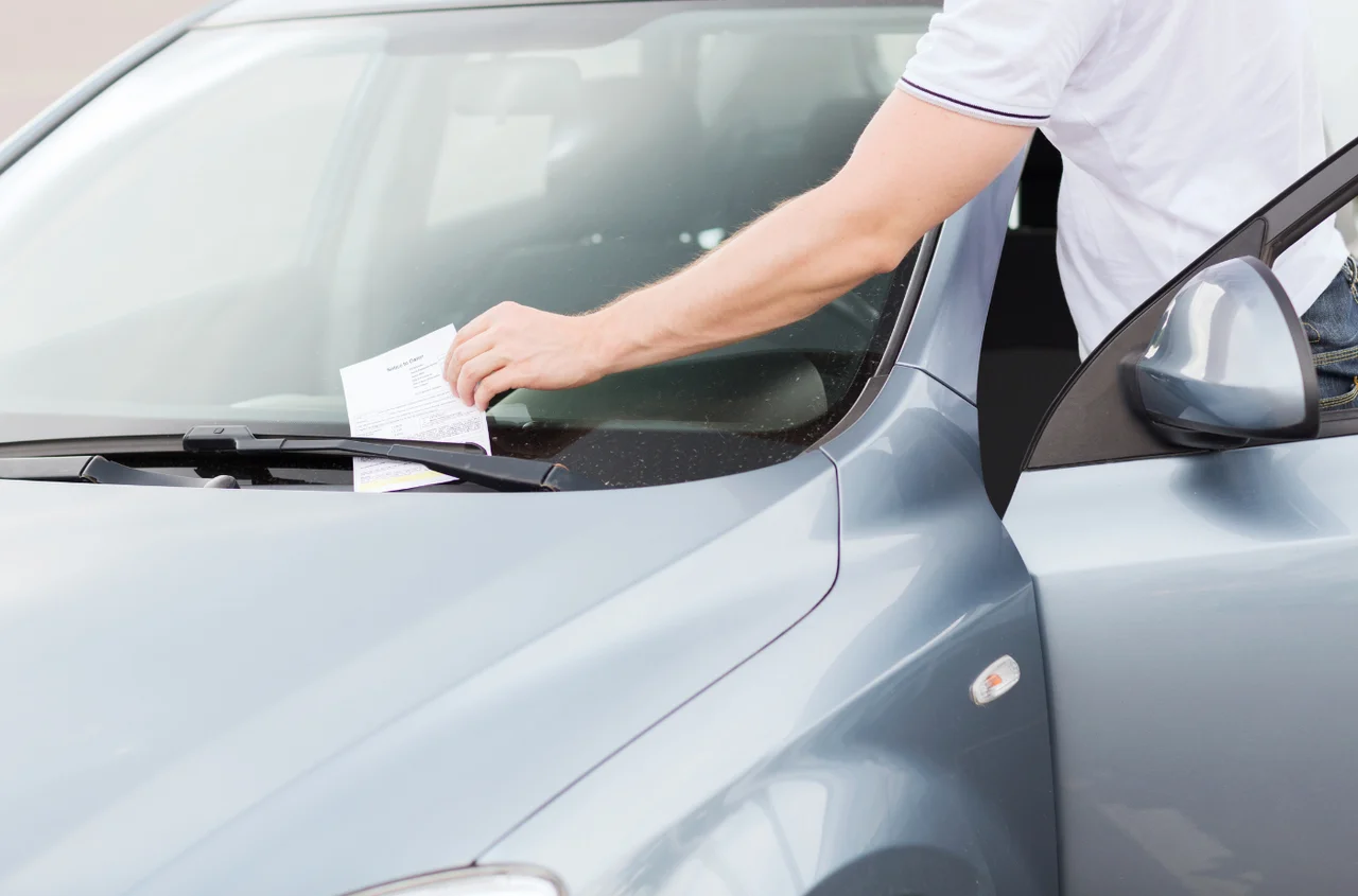 Nowy trik na parkingach! Oszuści liczą na twój pośpiech
