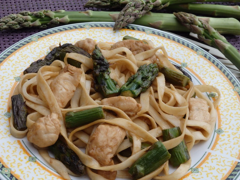 Makaron udon z kurczakiem i szparagami