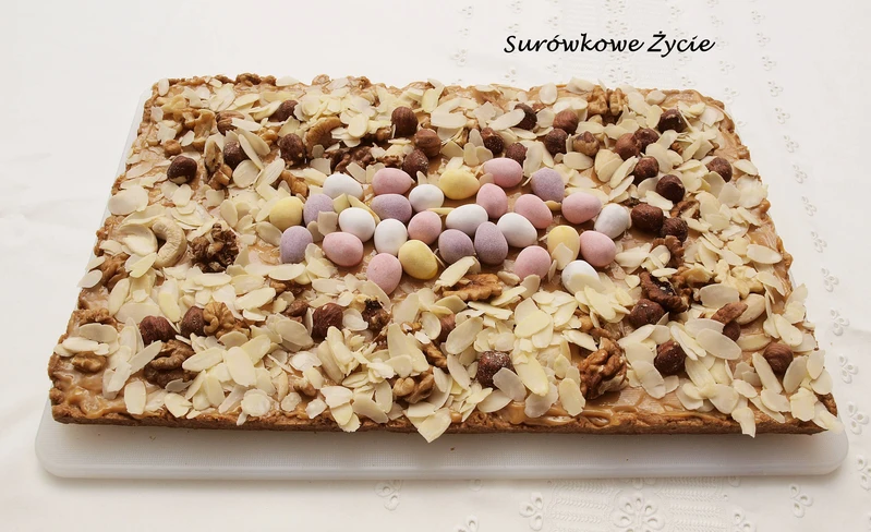 Mazurek wielkanocny z orzechami i czekoladowymi jajkami