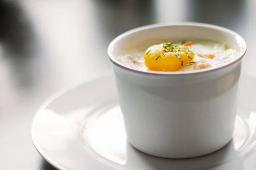 Zapiekana szynka drobiowa z pomidorami, żółtym serem oraz jajkiem